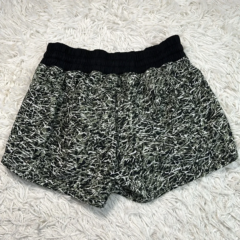 Lululemon Tracker Short IV Mini Ripple Desert Olive Fatigue Green